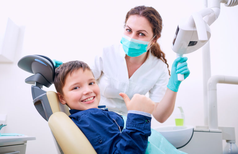 niño dentista feliz