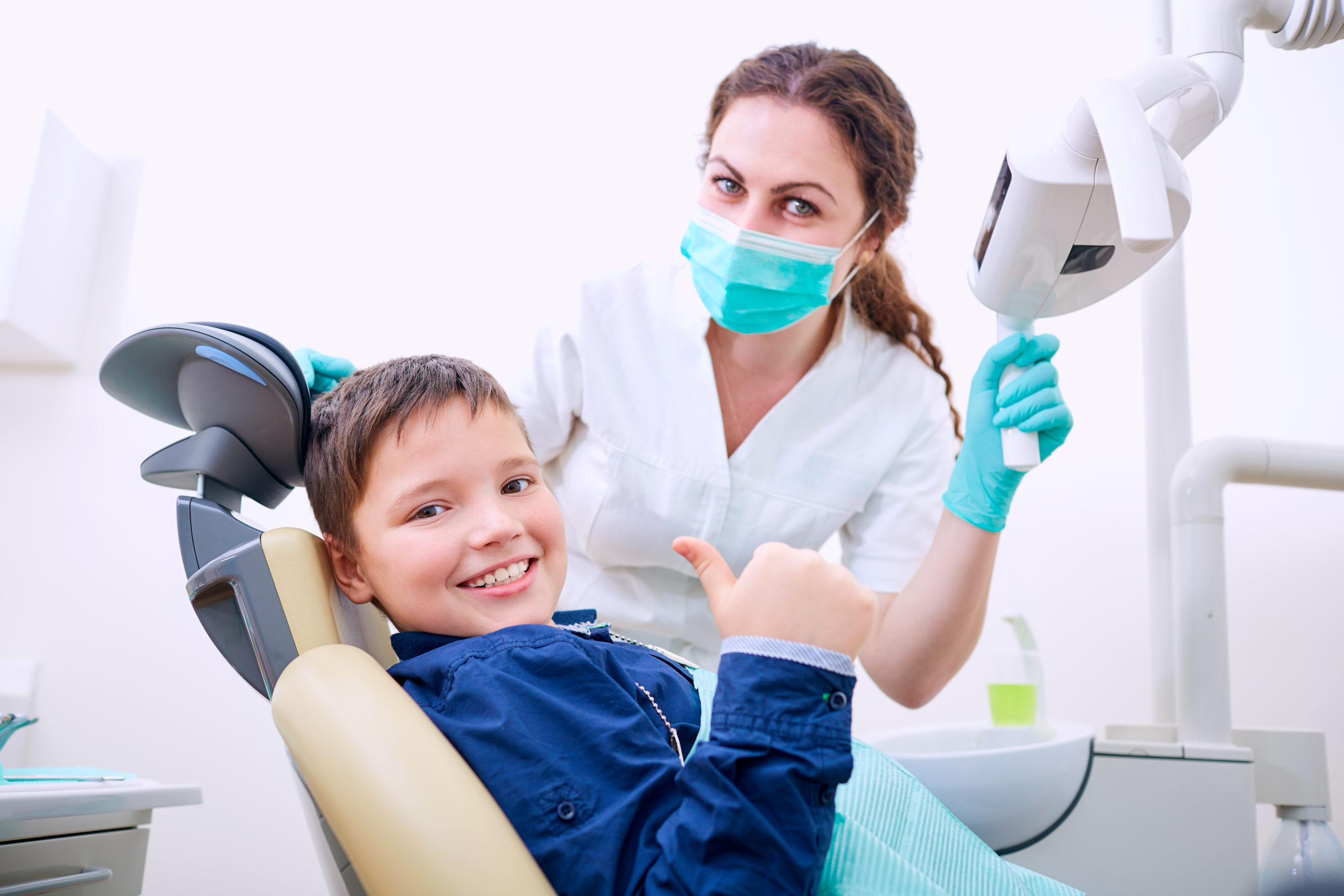 niño dentista feliz