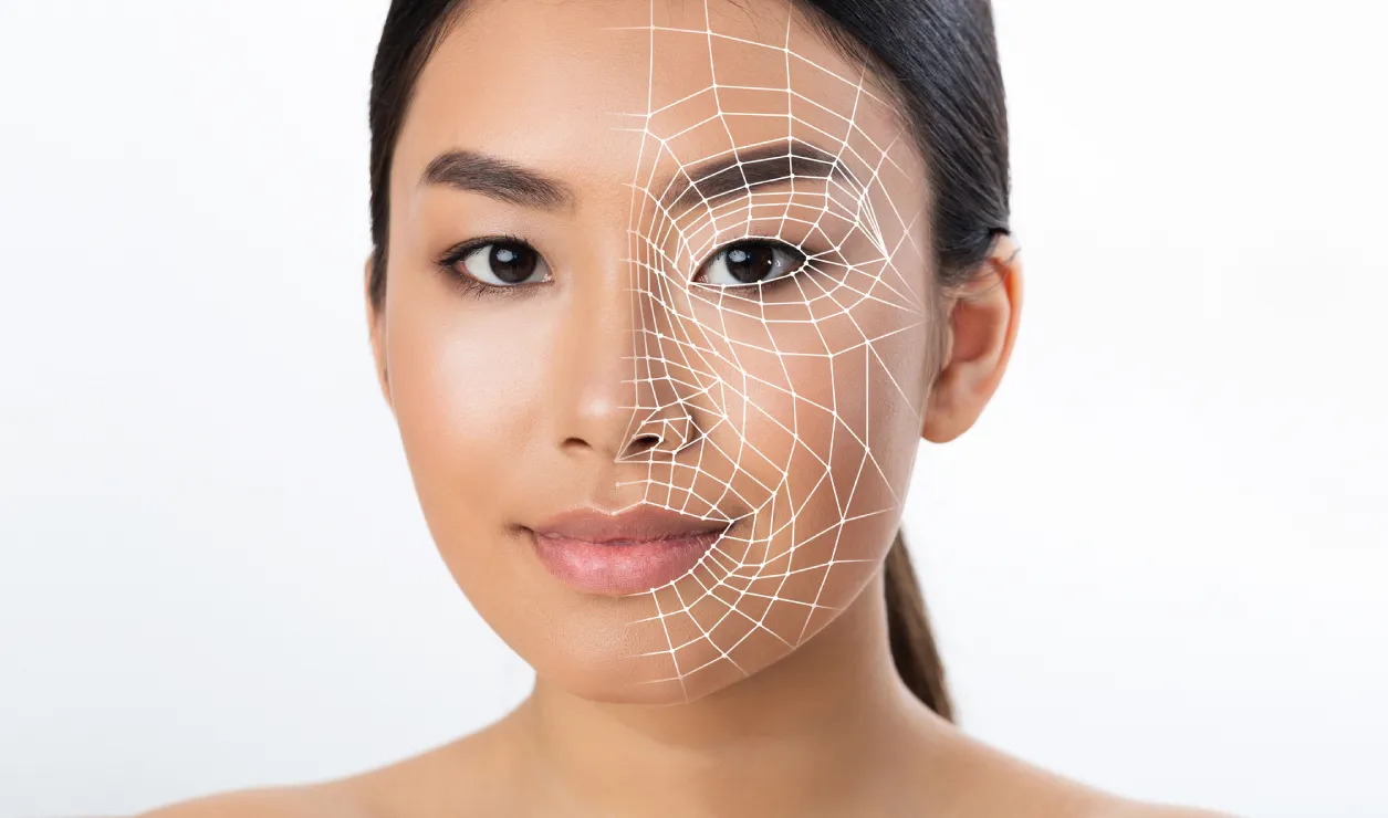 Mujer con escaner digital en la mitad del rostro