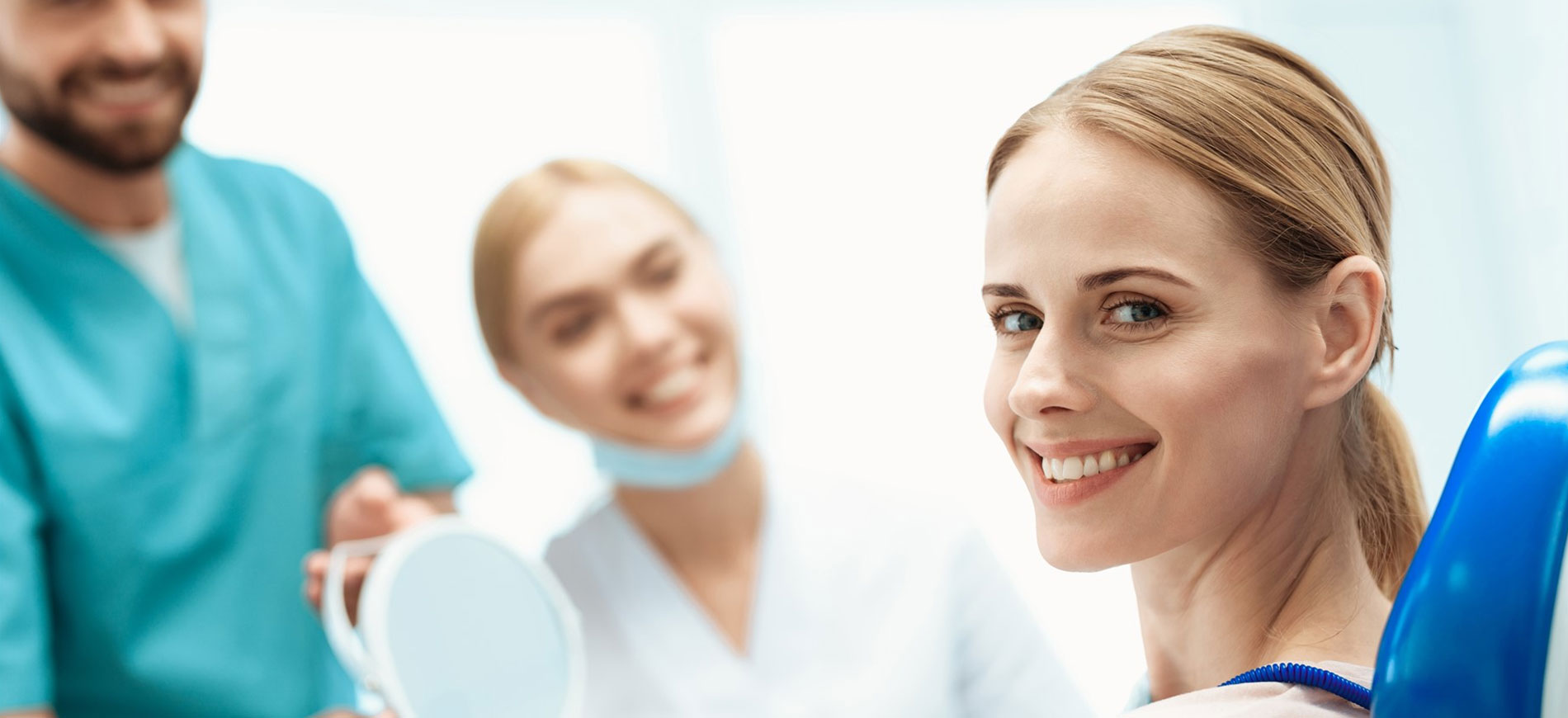 Mujer sonriendo en clínica dental